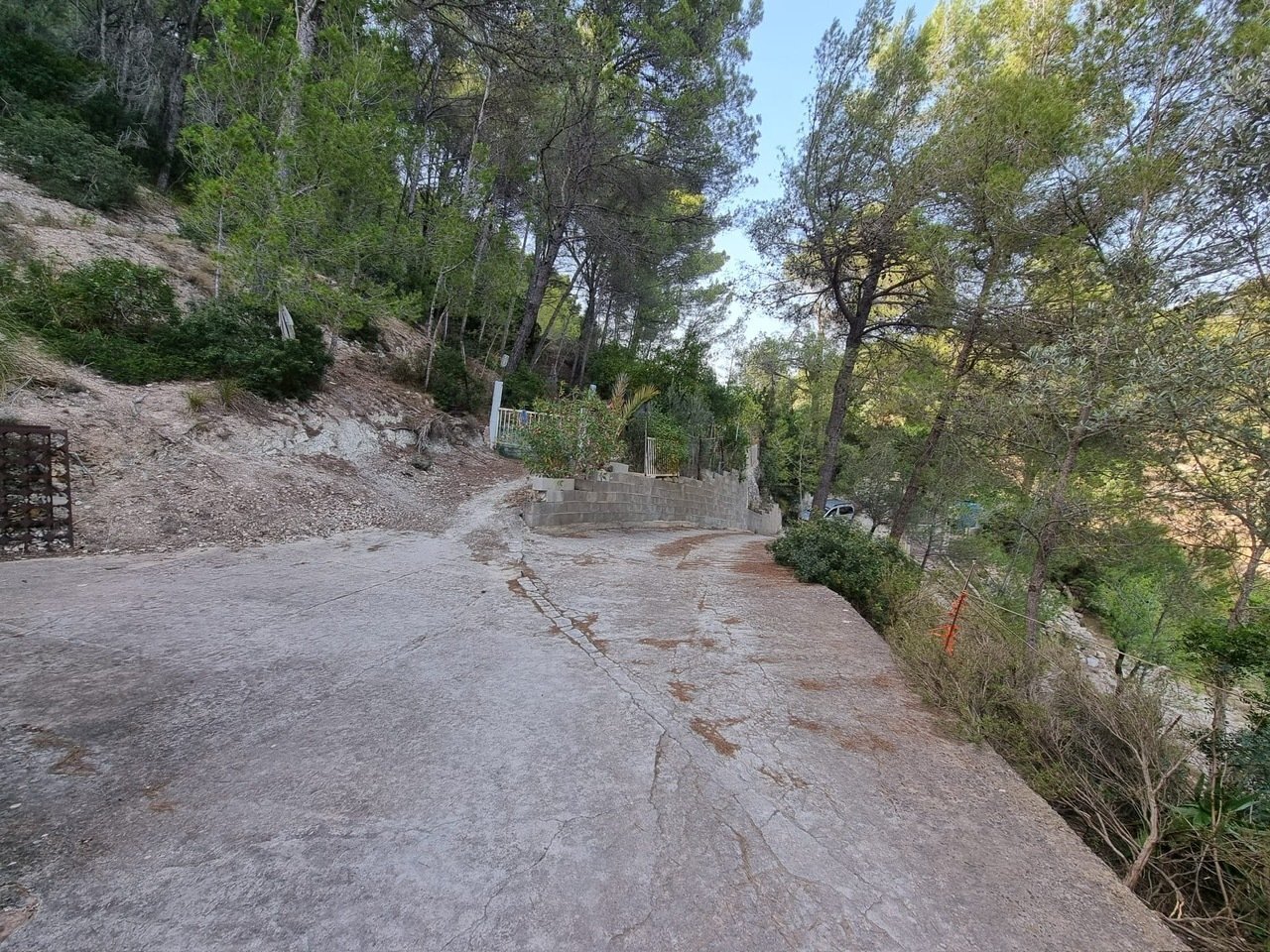 Natural access road with a paved courtyard and direct contact with the forest Natural access road with a paved courtyard and direct contact with the forest