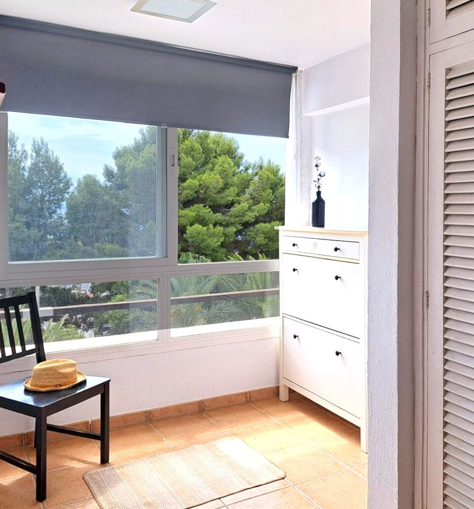 Sunlit balcony room with motorized sun protection system – flexible comfort for any time of day Sunlit balcony room with motorized sun protection system – flexible comfort for any time of day
