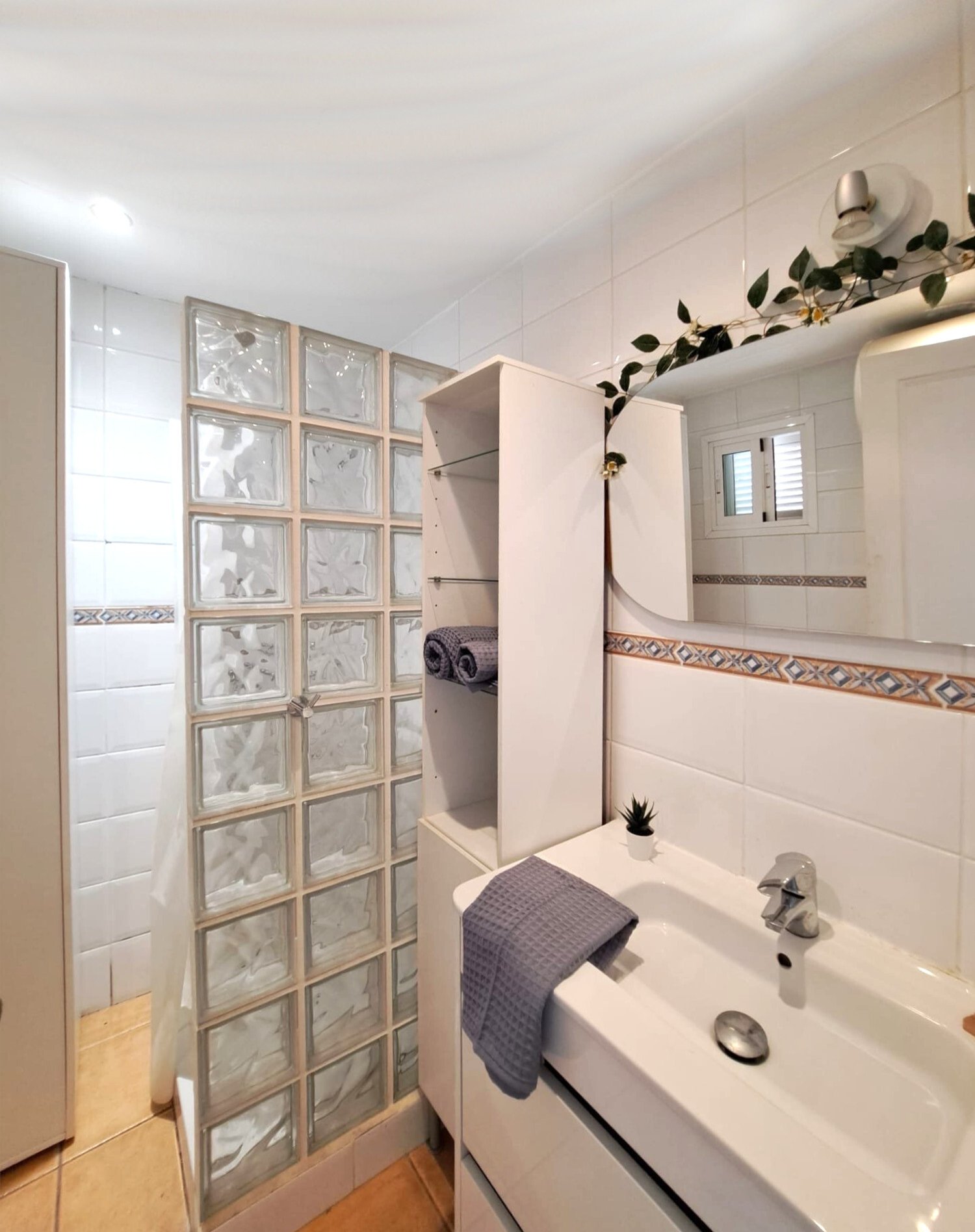 Modern bathroom with a walk-in shower and smart storage design – combining comfort and functionality Modern bathroom with a walk-in shower and smart storage design – combining comfort and functionality