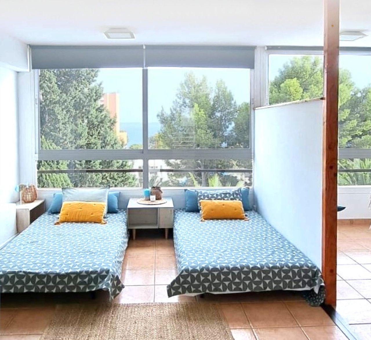 Double bedroom with panoramic glazing and stunning forest view – Natural light and tranquility guaranteed Double bedroom with panoramic glazing and stunning forest view – Natural light and tranquility guaranteed