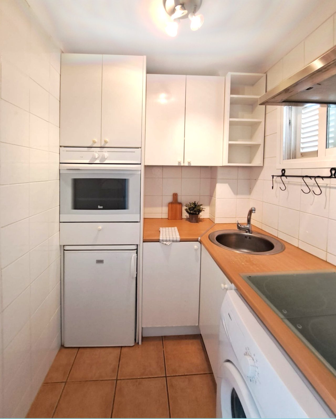 Functional kitchen with practical layout and high-quality built-in appliances Functional kitchen with practical layout and high-quality built-in appliances