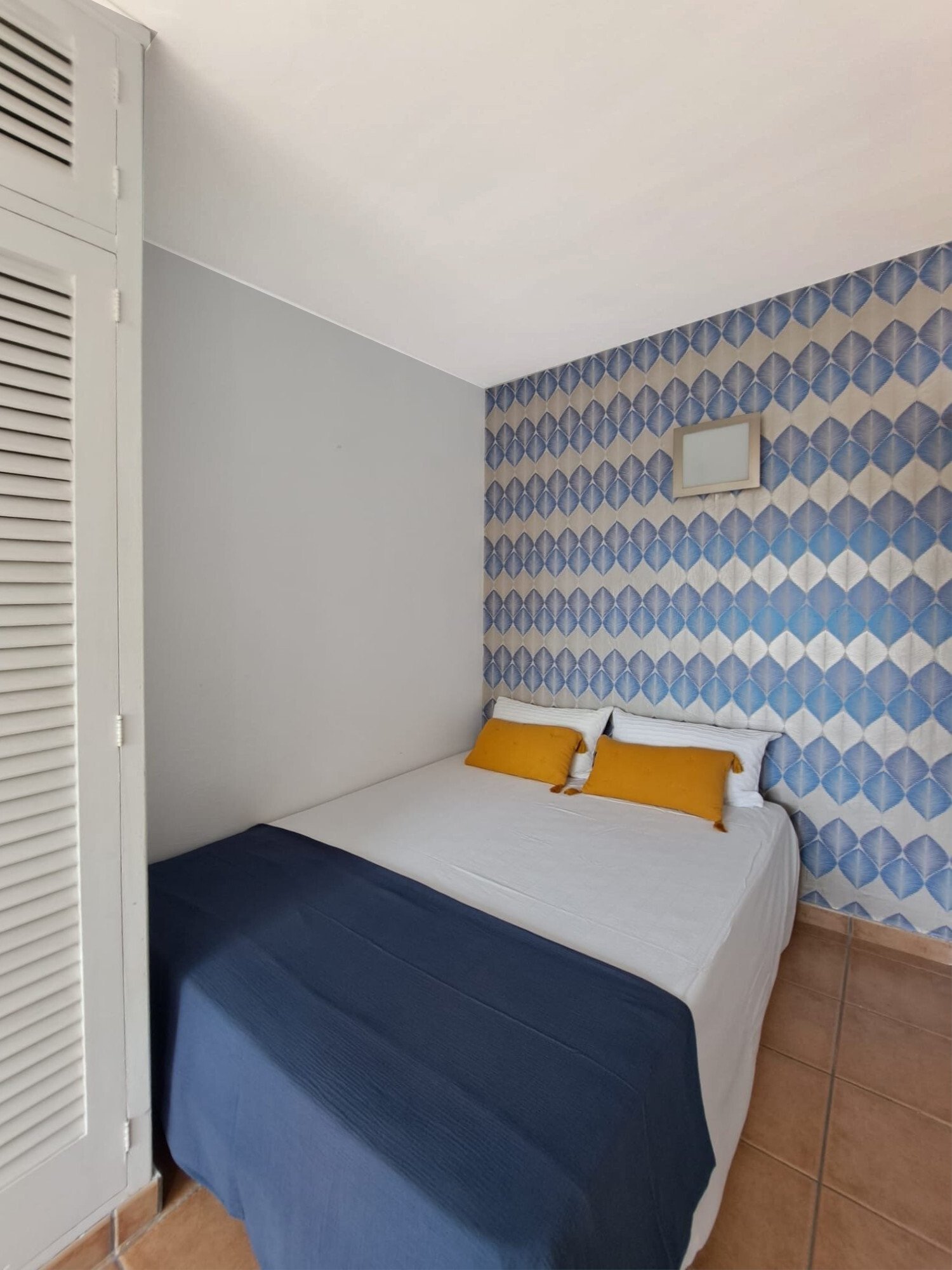 Compact bedroom with smart space utilization – comfortable and efficient design Compact bedroom with smart space utilization – comfortable and efficient design