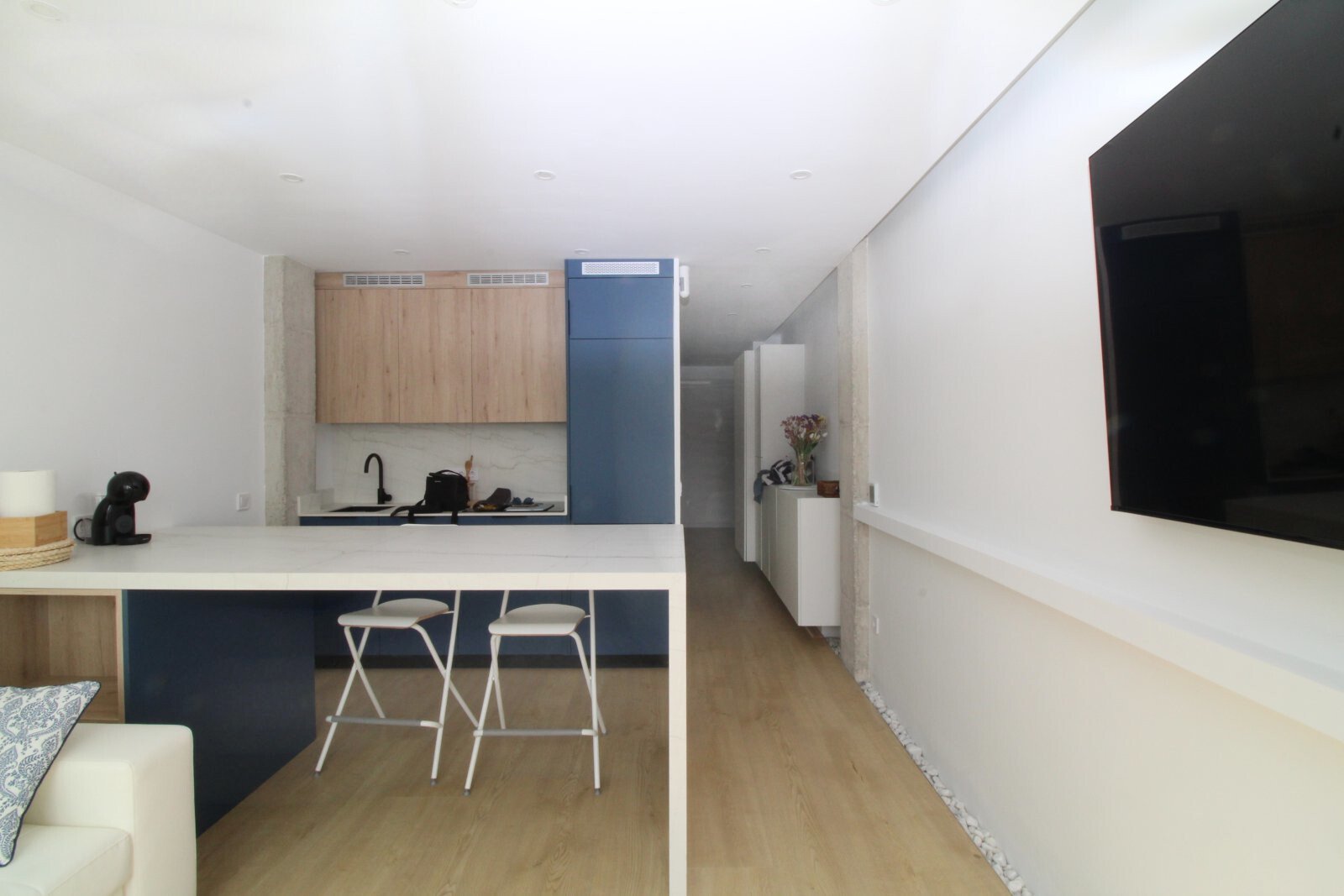 Modern kitchen with functional kitchenette and open bar area – ideal for everyday life and entertaining Modern kitchen with functional kitchenette and open bar area – ideal for everyday life and entertaining