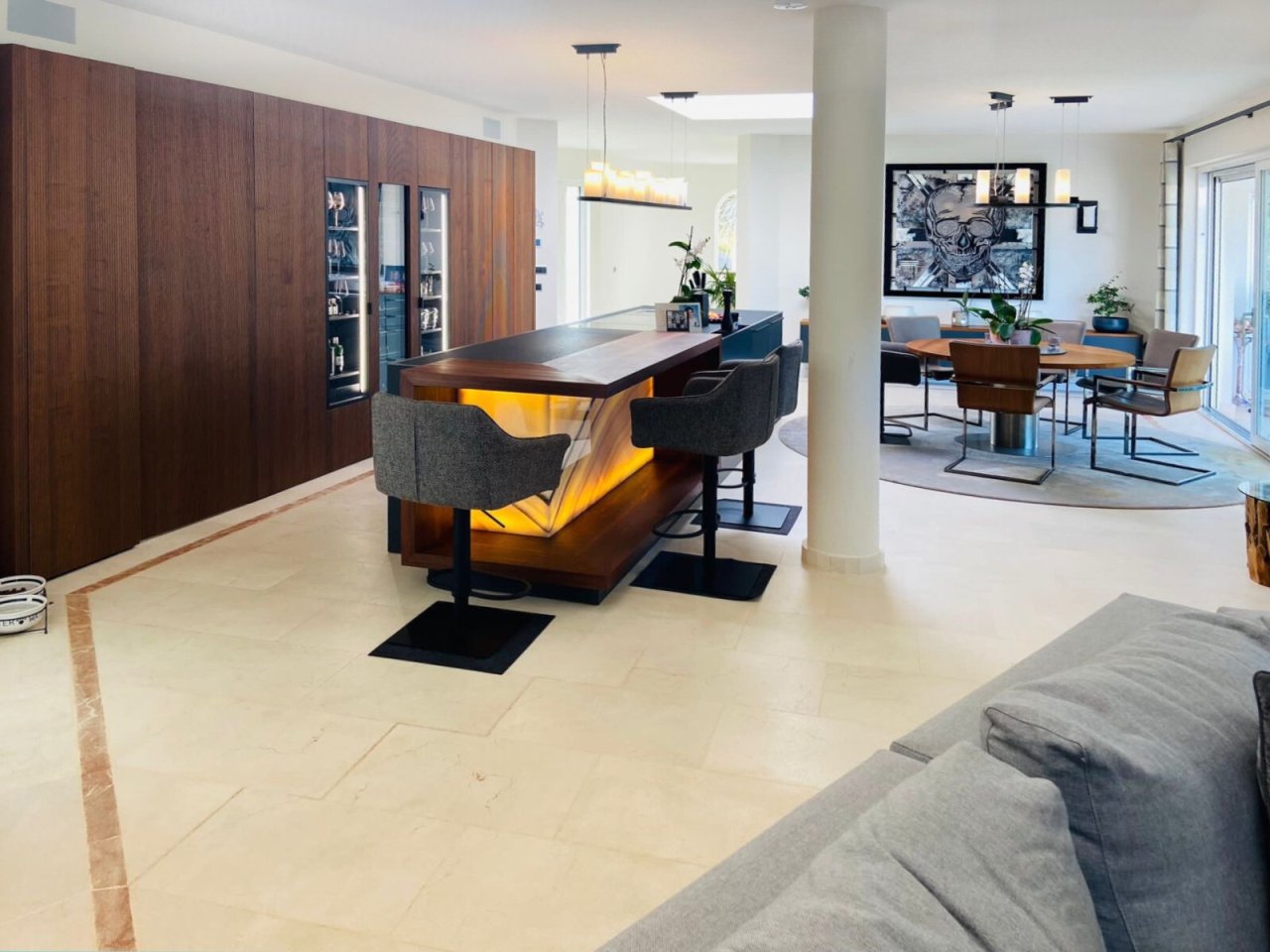 Open living area with flexible room layout and integrated kitchen bar