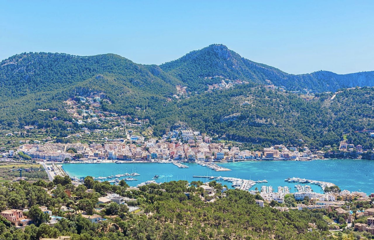 Spectacular location in an exclusive harbor setting – sea view over the entire bay