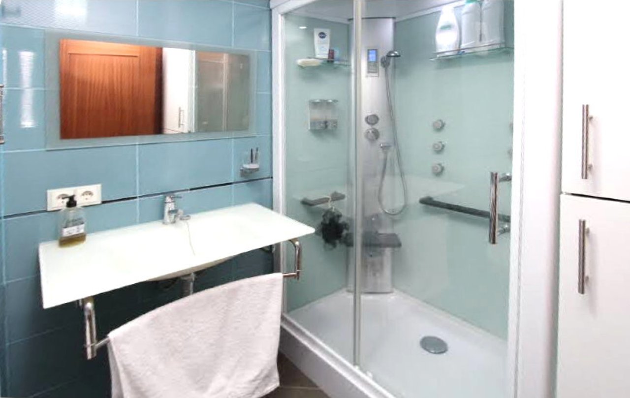 Modern bathroom with walk-in shower and high-quality fittings Modern bathroom with walk-in shower and high-quality fittings