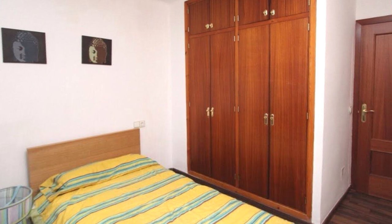 Bedroom with parquet flooring and custom-made wall unit Bedroom with parquet flooring and custom-made wall unit