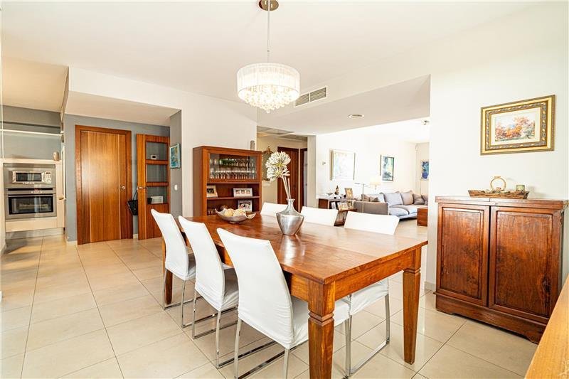 Open kitchen with seamless room connection and integrated air conditioning