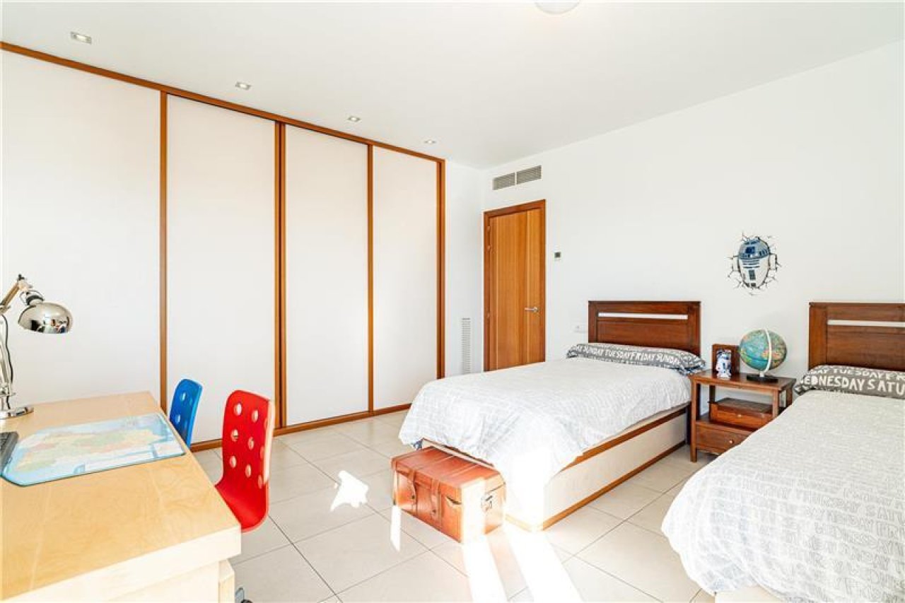 Children's room with practical wardrobe wall and optimal space utilization for two beds