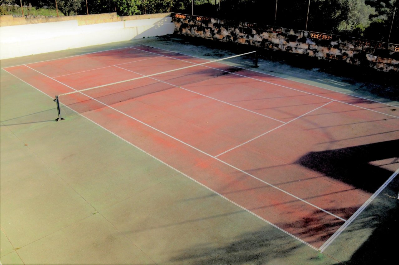 Professional tennis facility with two fully equipped courts and floodlights