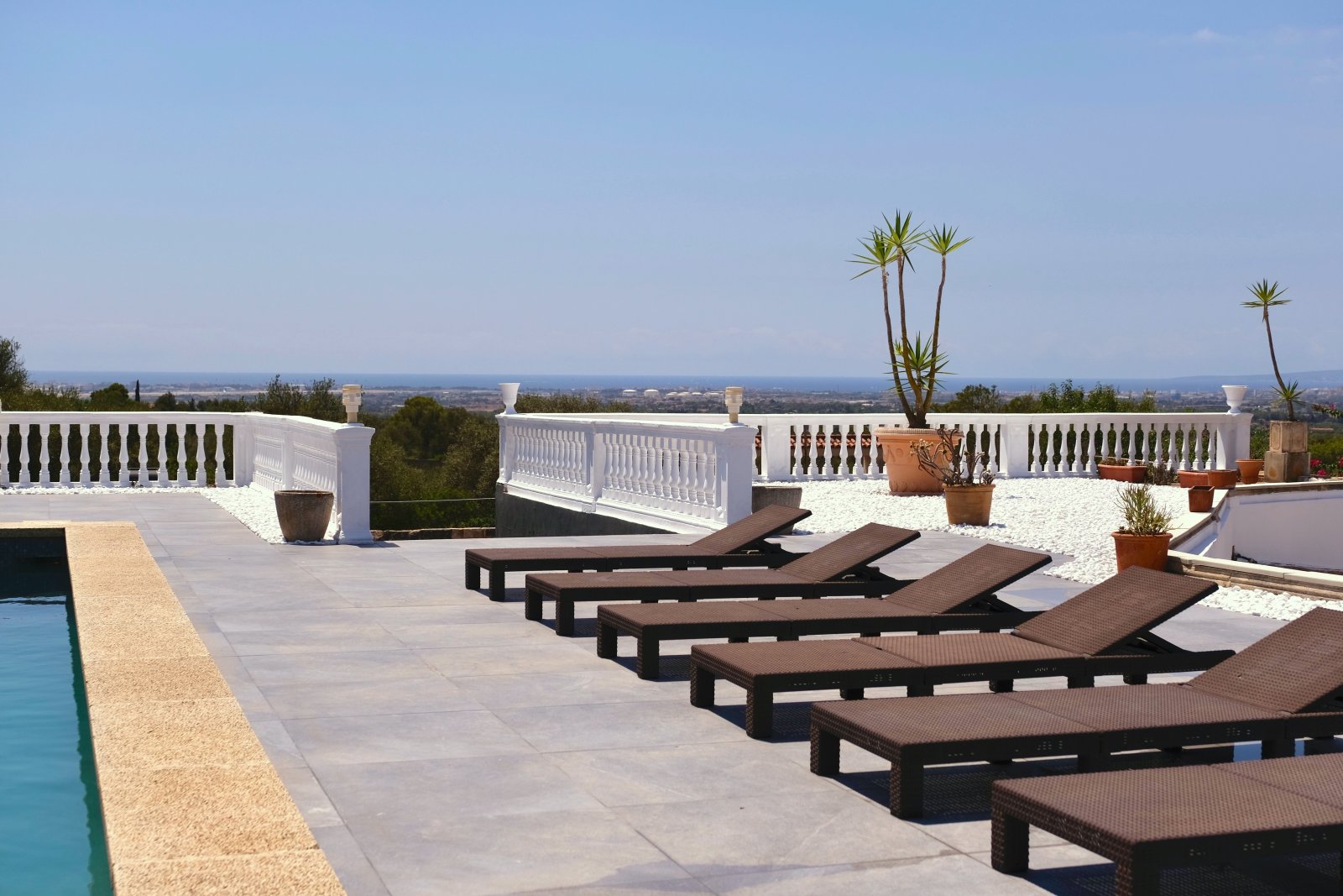 Exclusive pool terrace with spacious open area and sea view to the horizon