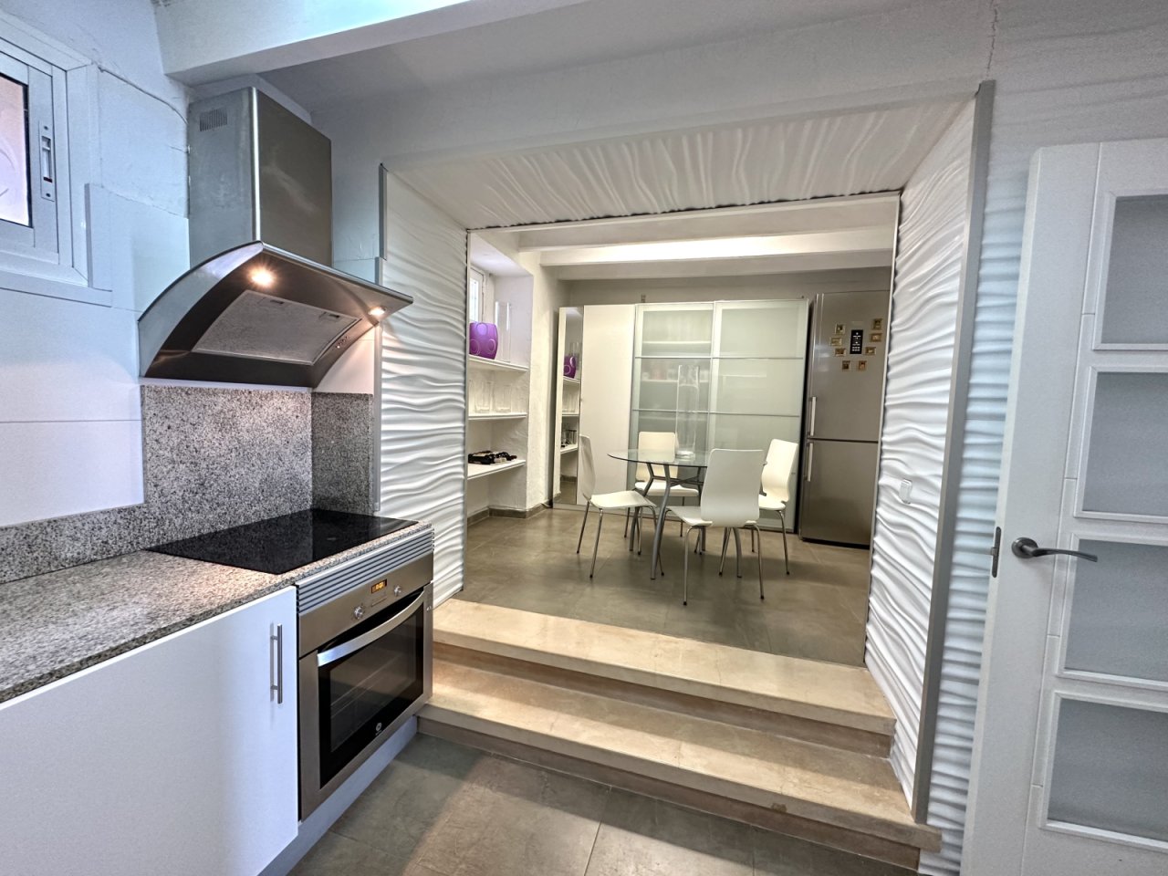 Open living kitchen with seamless room connection and modern kitchen unit