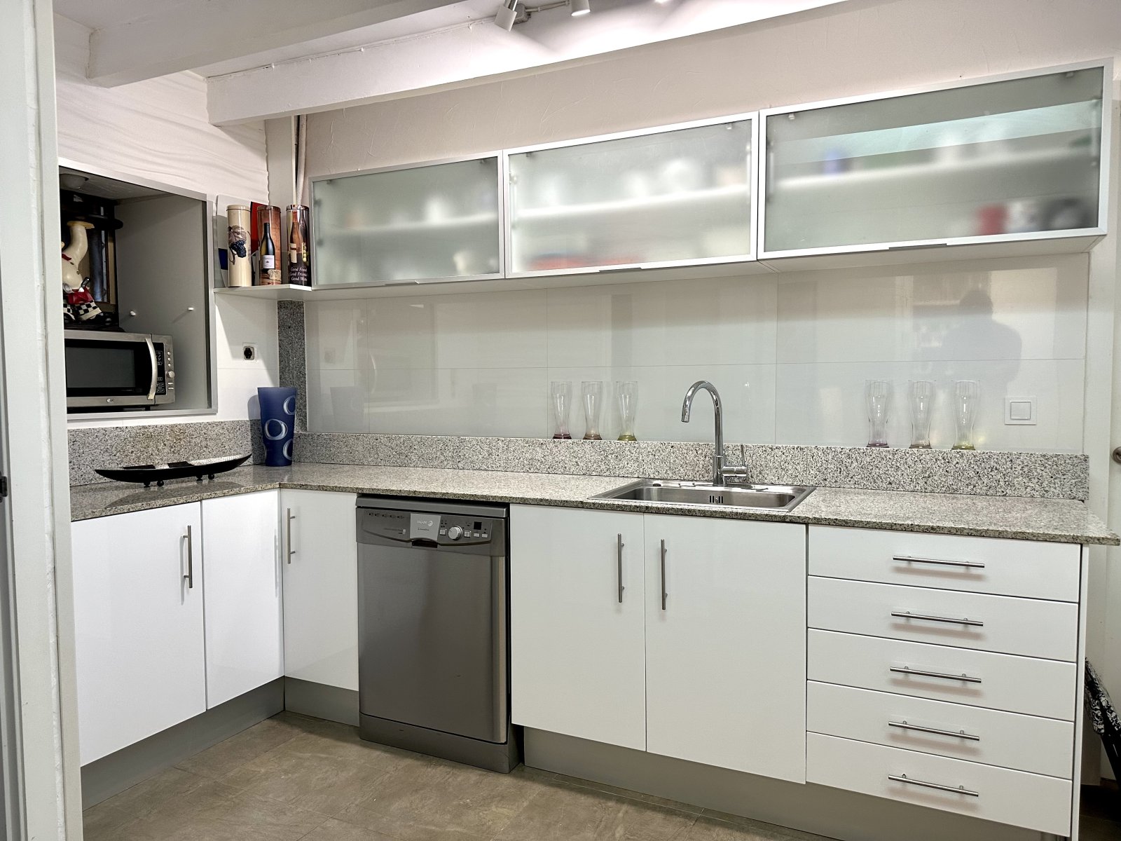 Modern kitchen with intelligent L-shape and comprehensive storage solutions