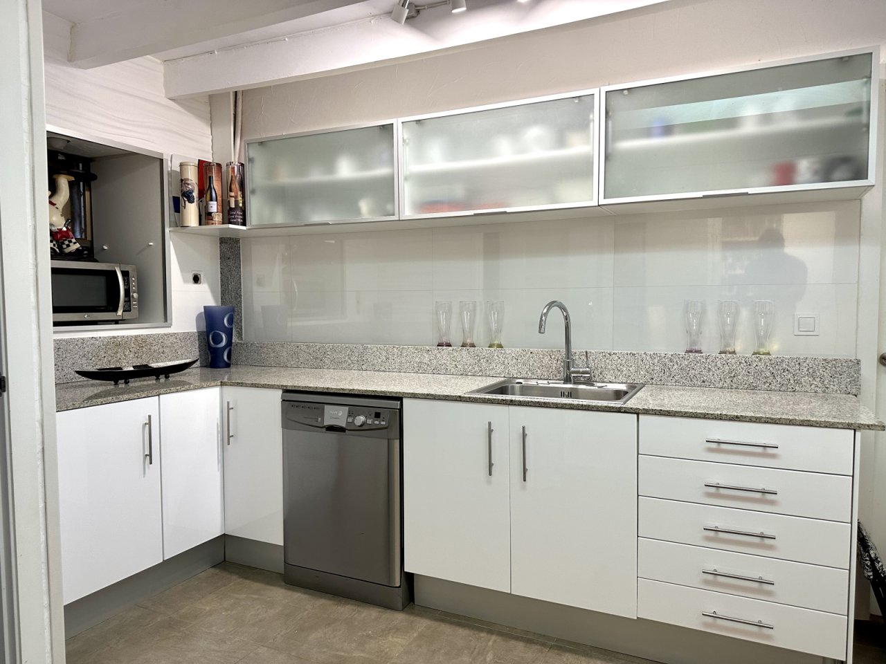 Modern kitchen with intelligent L-shape and comprehensive storage solutions