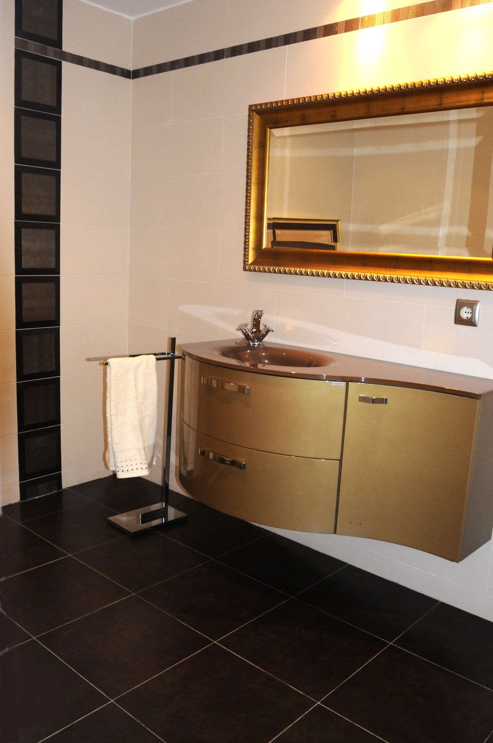 Elegant bathroom with built-in mirror cabinet and practical niche solution