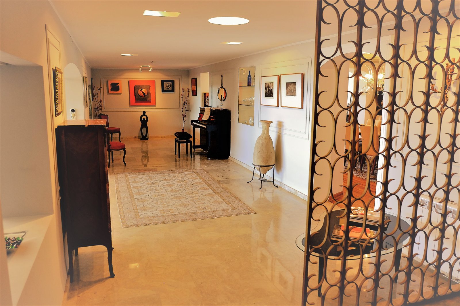 Representative entrance area with polished concrete floor and elegant ceiling height