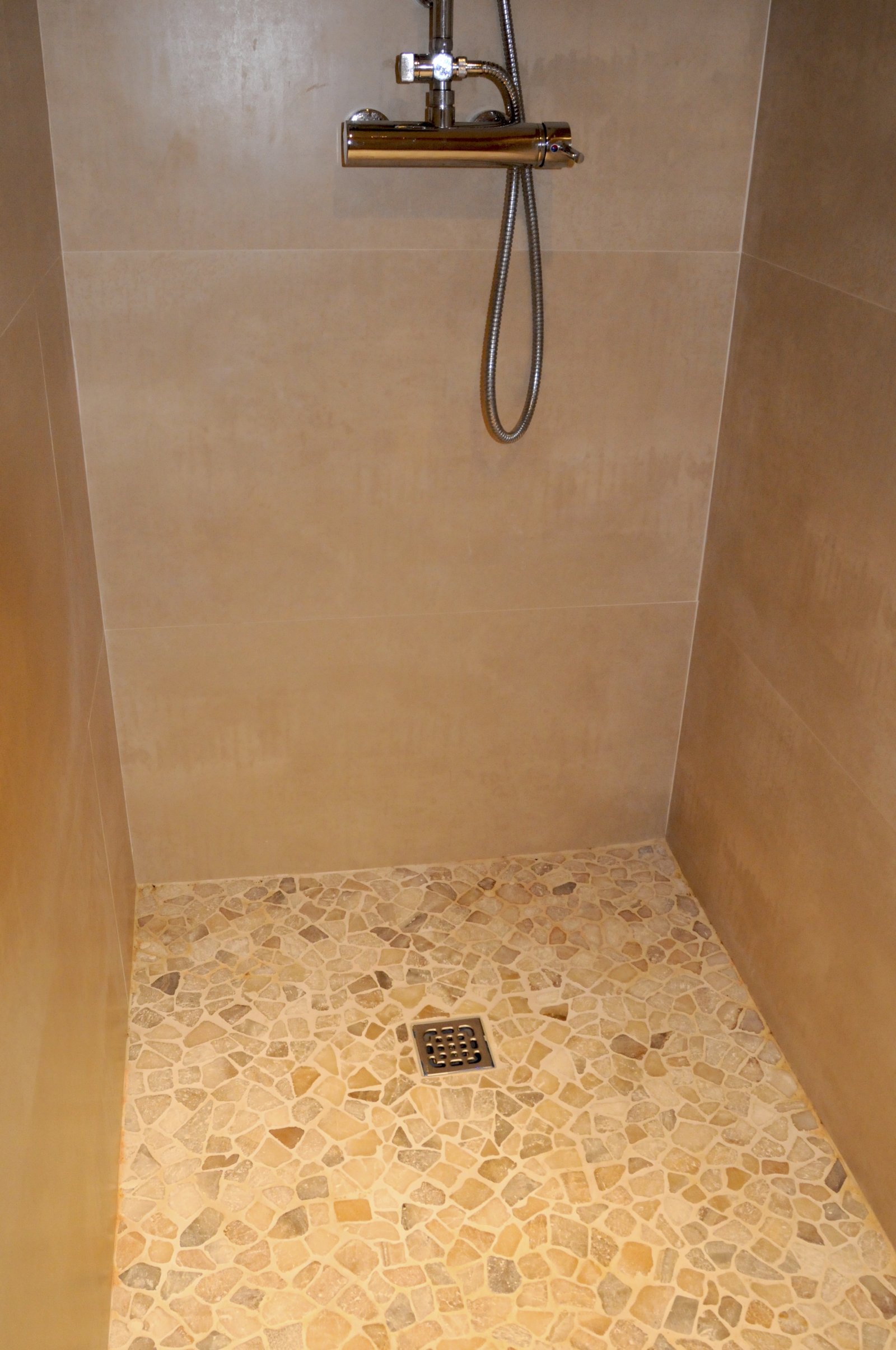 Barrier-free shower with high-quality thermostat and slip-resistant mosaic surface