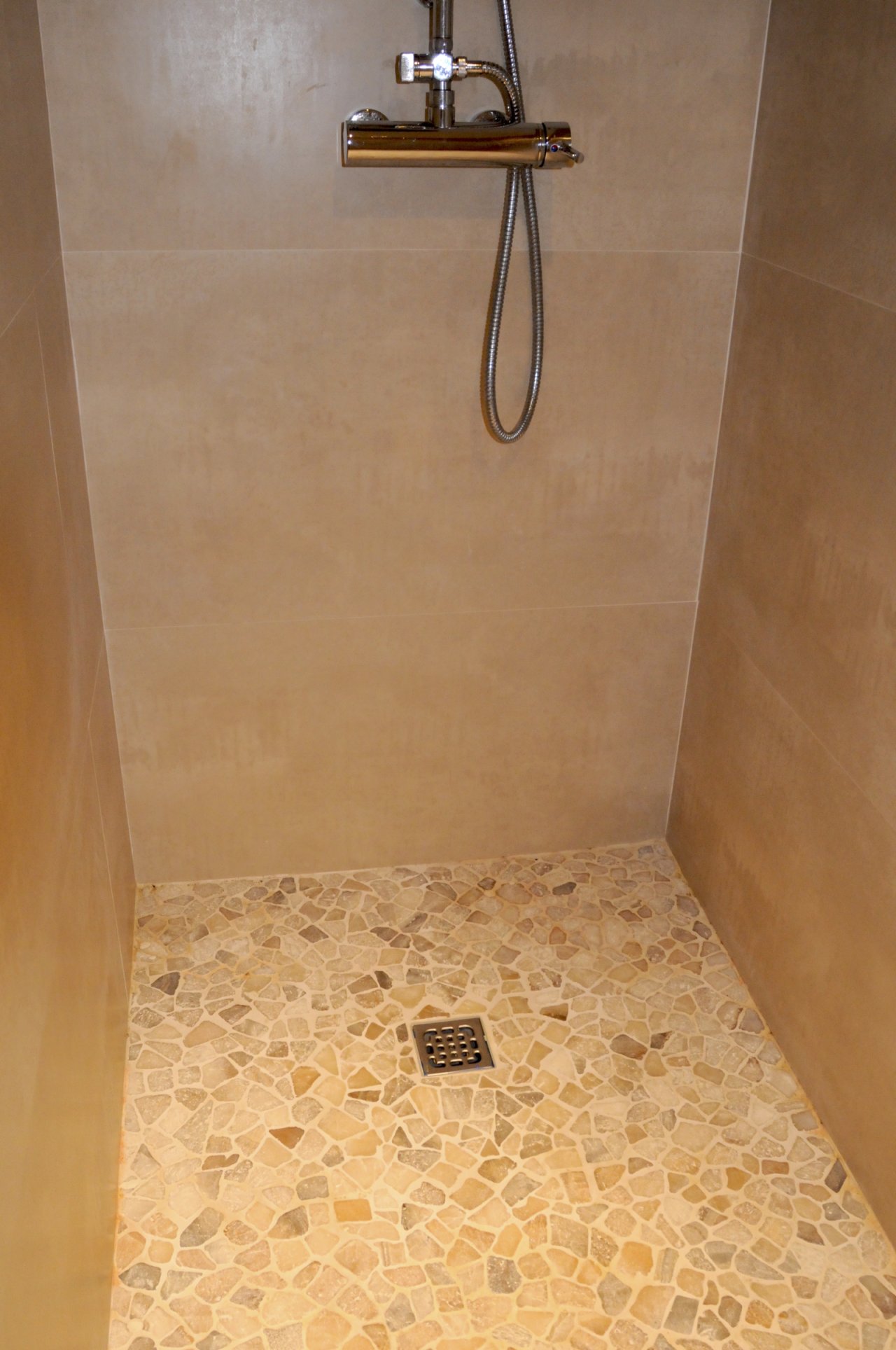 Barrier-free shower with high-quality thermostat and slip-resistant mosaic surface