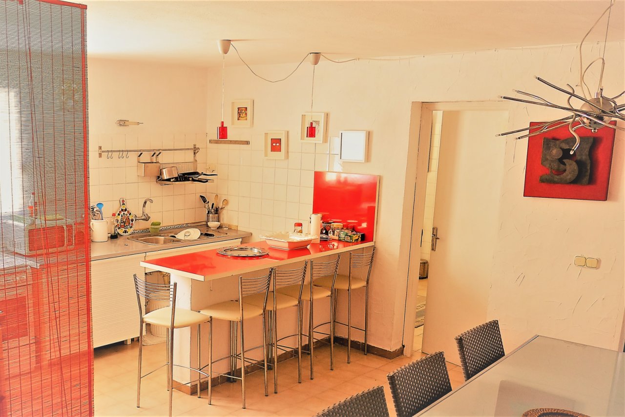 Open living kitchen with integrated dining area and functional kitchen unit