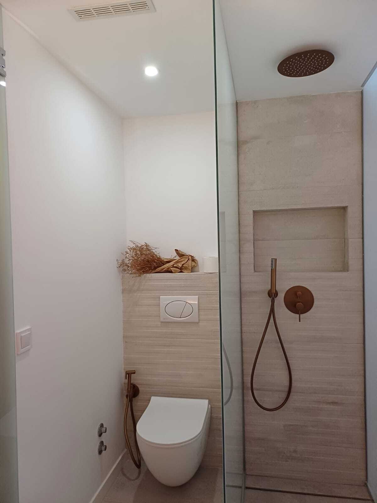Modern shower bathroom with rain shower and integrated toilet – wellness oasis with practical layout Modern shower bathroom with rain shower and integrated toilet – wellness oasis with practical layout