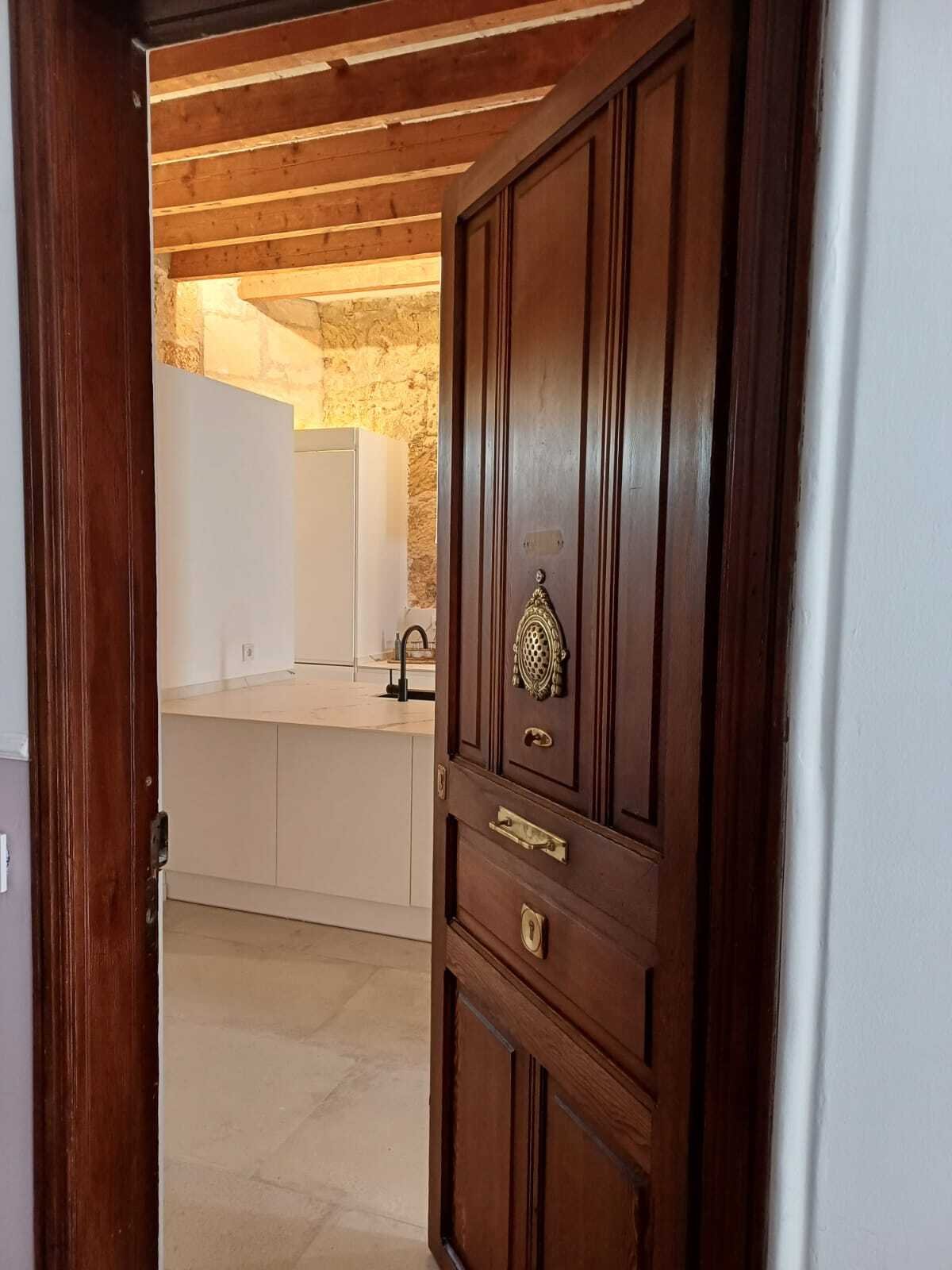 Elegant wooden door with brass fittings – character and craftsmanship in every detail Elegant wooden door with brass fittings – character and craftsmanship in every detail
