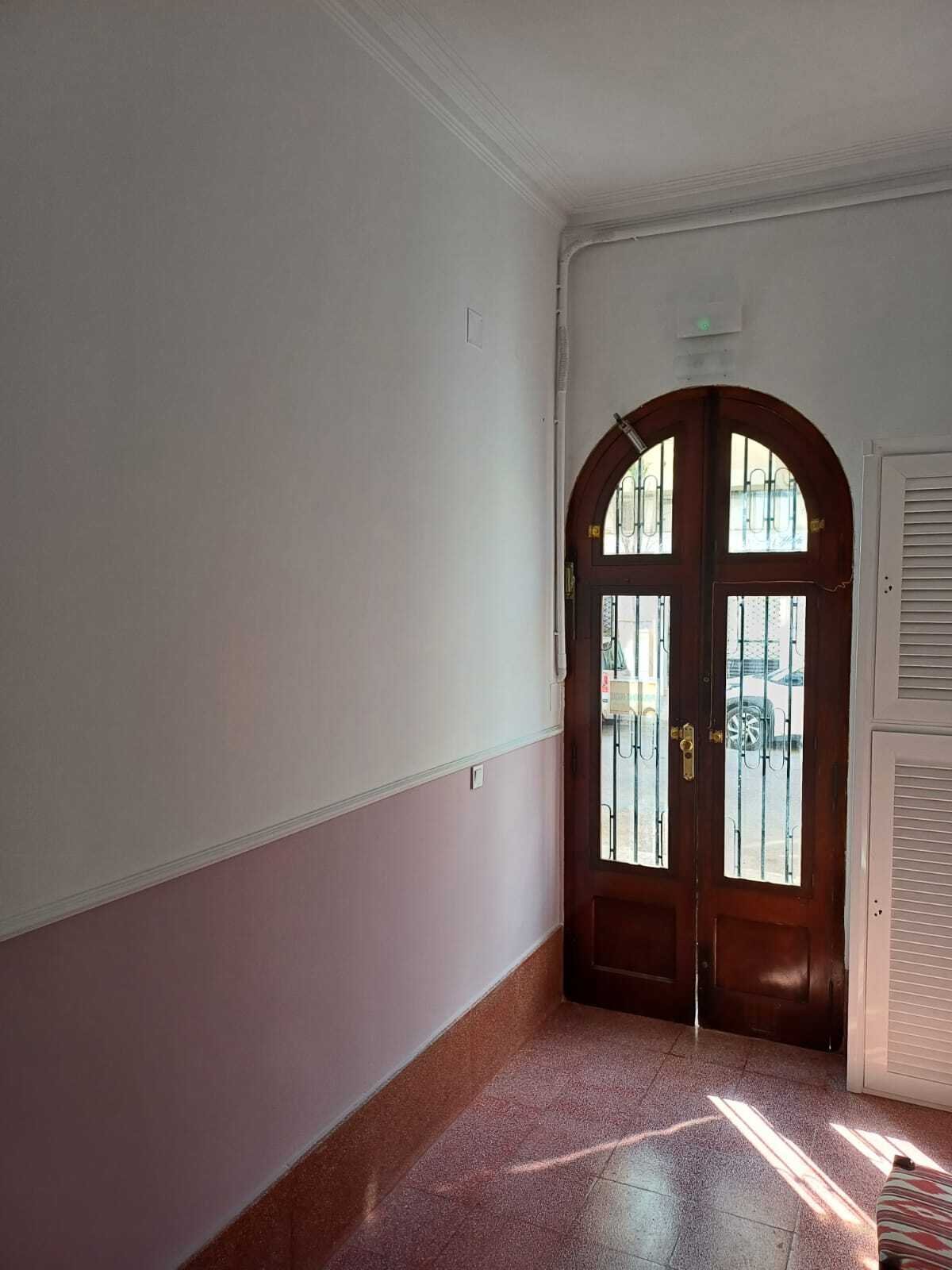 Elegant arched door with glass elements – distinctive room connection with optimal light transmission Elegant arched door with glass elements – distinctive room connection with optimal light transmission