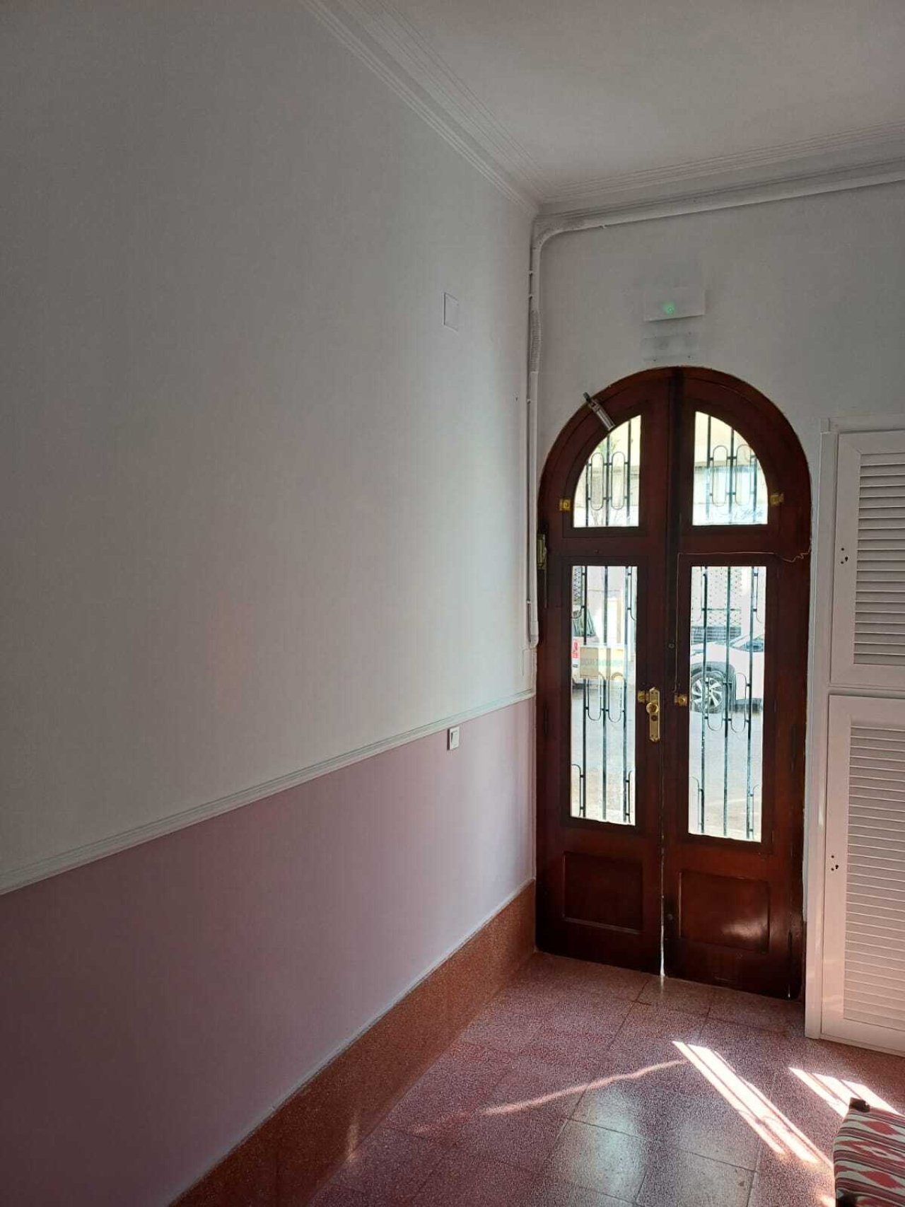 Elegant arched door with glass elements – distinctive room connection with optimal light transmission Elegant arched door with glass elements – distinctive room connection with optimal light transmission
