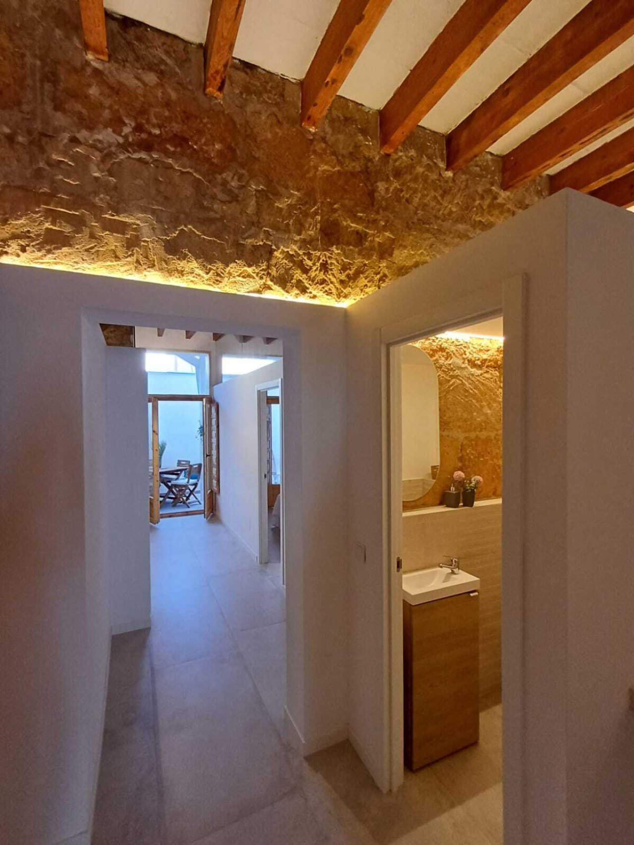 Modern bathroom with natural stone accents – functional wet room in a stylish setting Modern bathroom with natural stone accents – functional wet room in a stylish setting