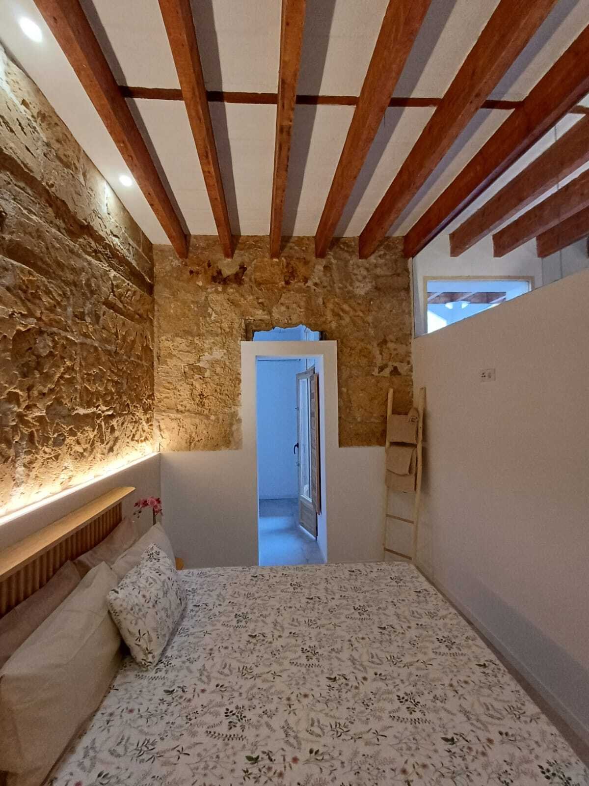 Bedroom with rustic ceiling beams and integrated dressing room – functional layout with historic charm Bedroom with rustic ceiling beams and integrated dressing room – functional layout with historic charm