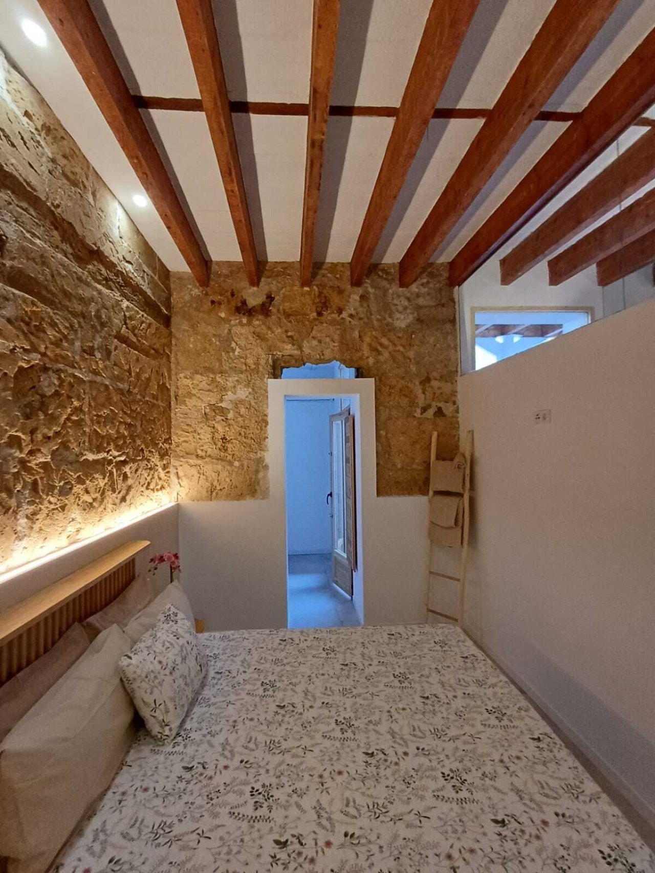 Bedroom with rustic ceiling beams and integrated dressing room – functional layout with historic charm Bedroom with rustic ceiling beams and integrated dressing room – functional layout with historic charm