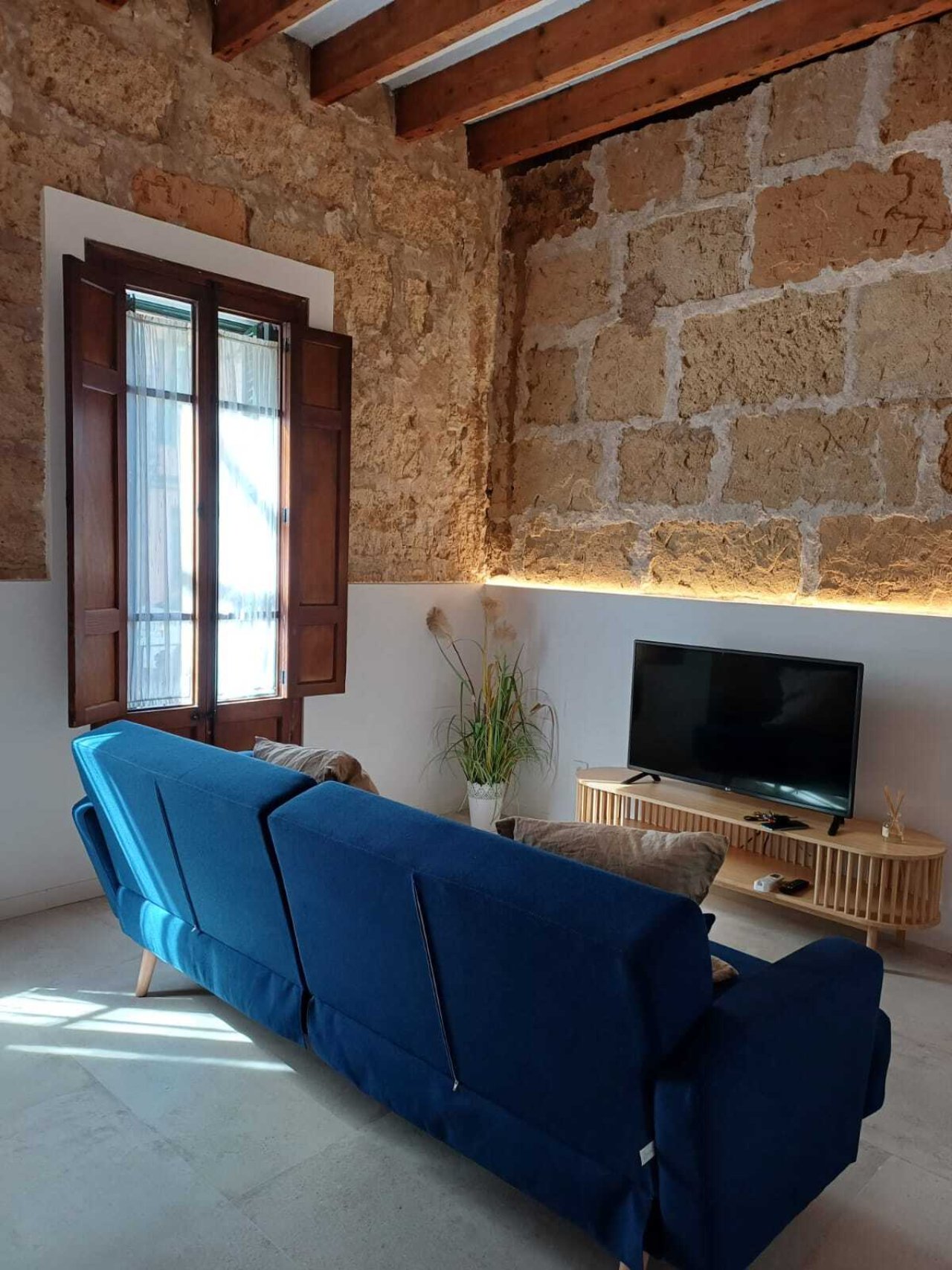 Authentic stone walls with modern comfort – living area with distinctive charm Authentic stone walls with modern comfort – living area with distinctive charm