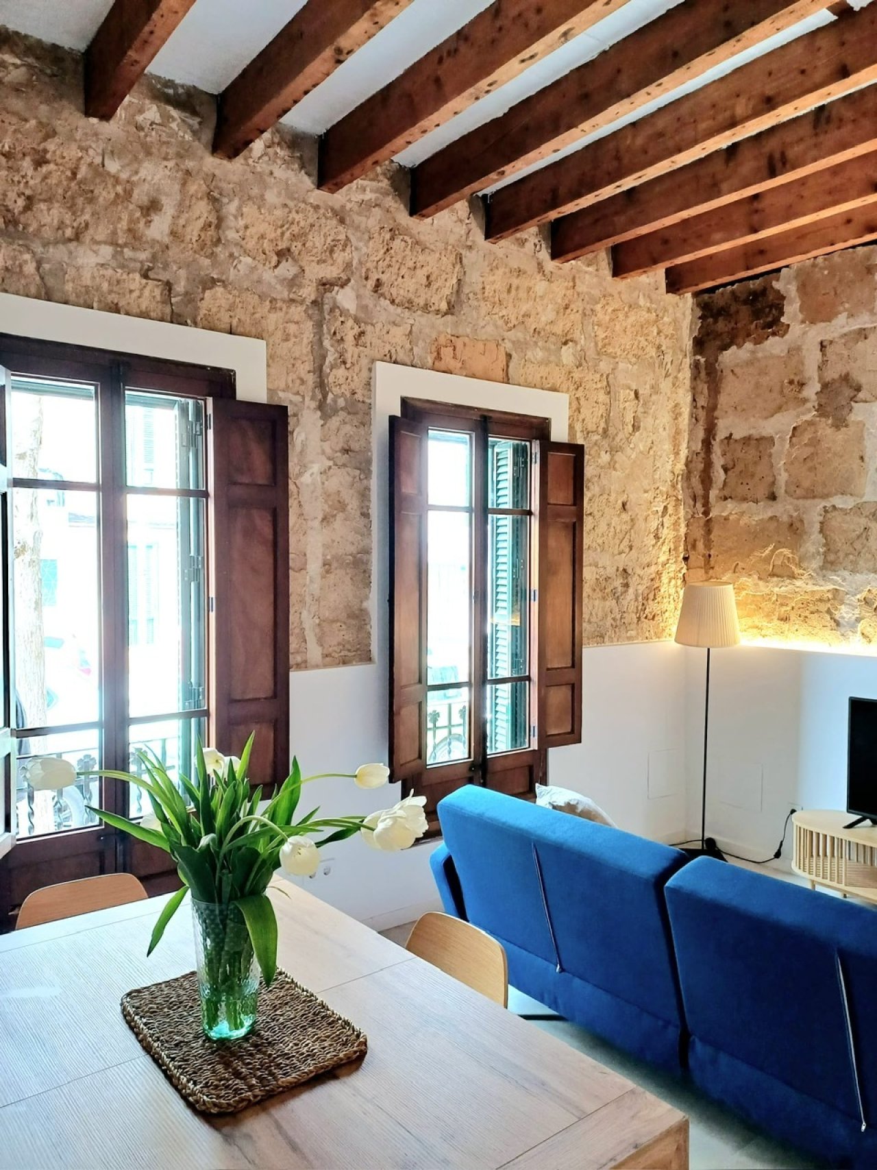 Characterful ceiling beams and large windows – living space with authentic character and optimal natural light Characterful ceiling beams and large windows – living space with authentic character and optimal natural light