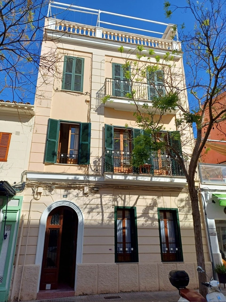 Classic facade with modern balcony railing – stylish exterior architecture with contemporary features Classic facade with modern balcony railing – stylish exterior architecture with contemporary features