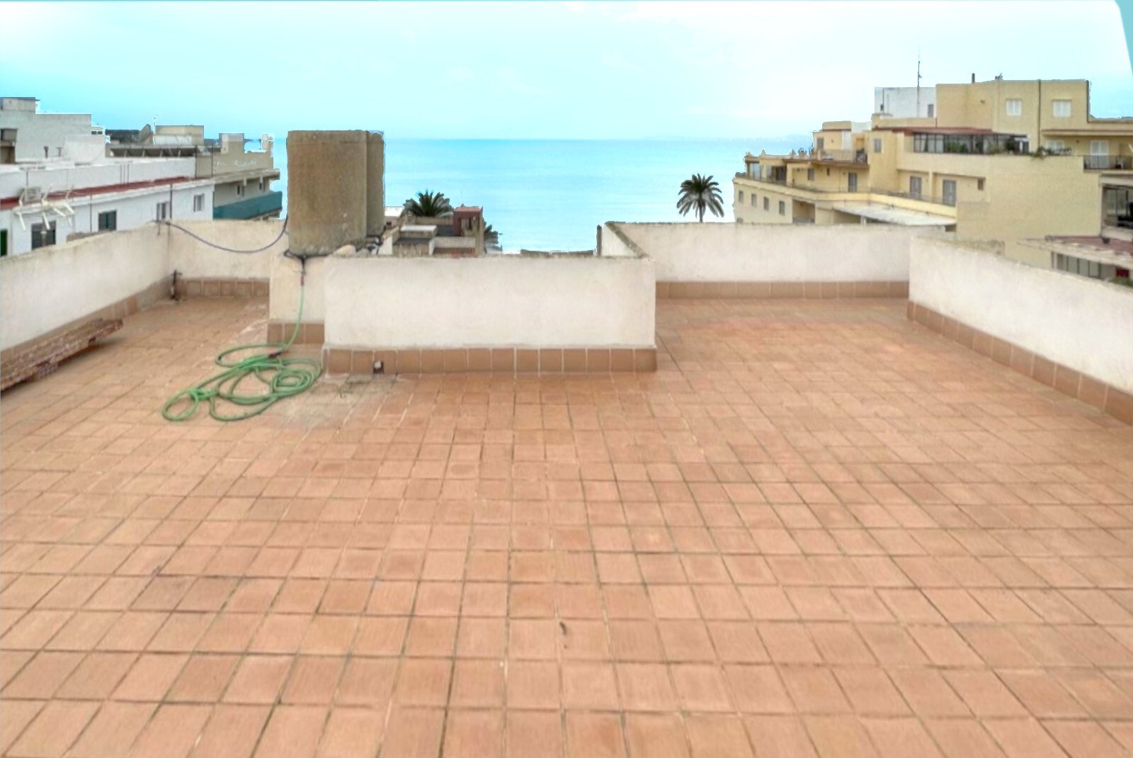Roof terrace with unobstructed sea view – your private retreat under the open sky