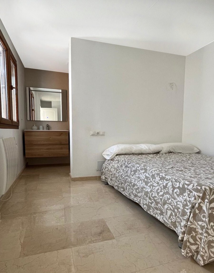 Bedroom with integrated bathroom area and space-optimized layout Bedroom with integrated bathroom area and space-optimized layout