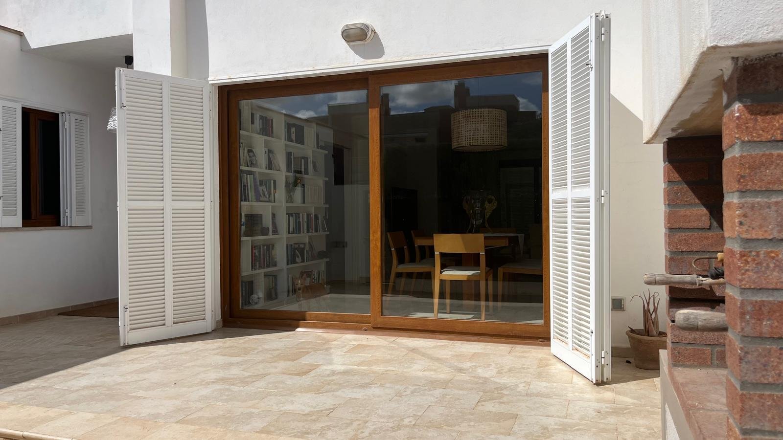 Terrace area with high-quality sliding elements and seamless indoor-outdoor connection Terrace area with high-quality sliding elements and seamless indoor-outdoor connection