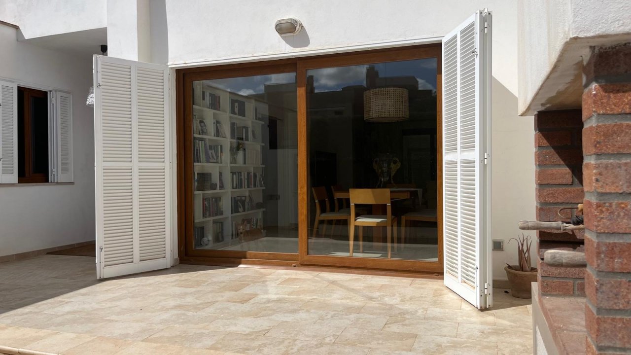 Terrace area with high-quality sliding elements and seamless indoor-outdoor connection Terrace area with high-quality sliding elements and seamless indoor-outdoor connection