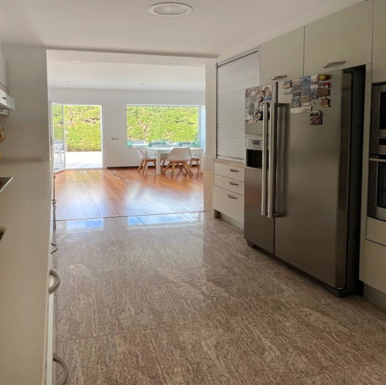 Kitchen with seamless connection to the living and dining area – room concept with optimal functionality Kitchen with seamless connection to the living and dining area – room concept with optimal functionality