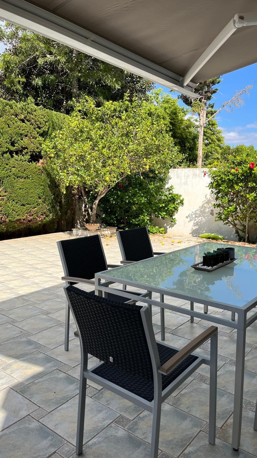 Covered terrace with motorized sun protection system and high-quality natural stone flooring Covered terrace with motorized sun protection system and high-quality natural stone flooring
