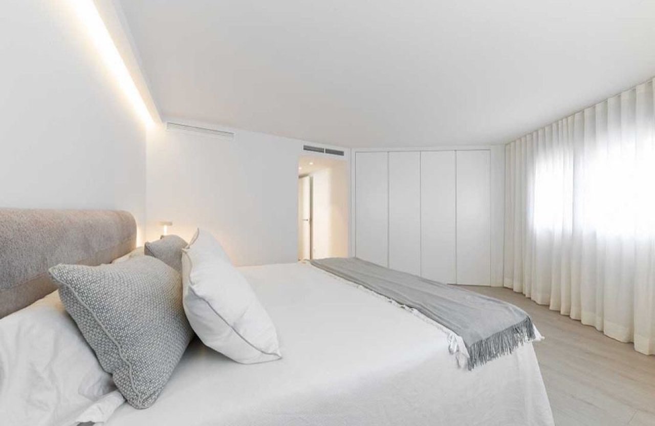 Main bedroom with floor-to-ceiling wardrobe and indirect ceiling lighting Main bedroom with floor-to-ceiling wardrobe and indirect ceiling lighting