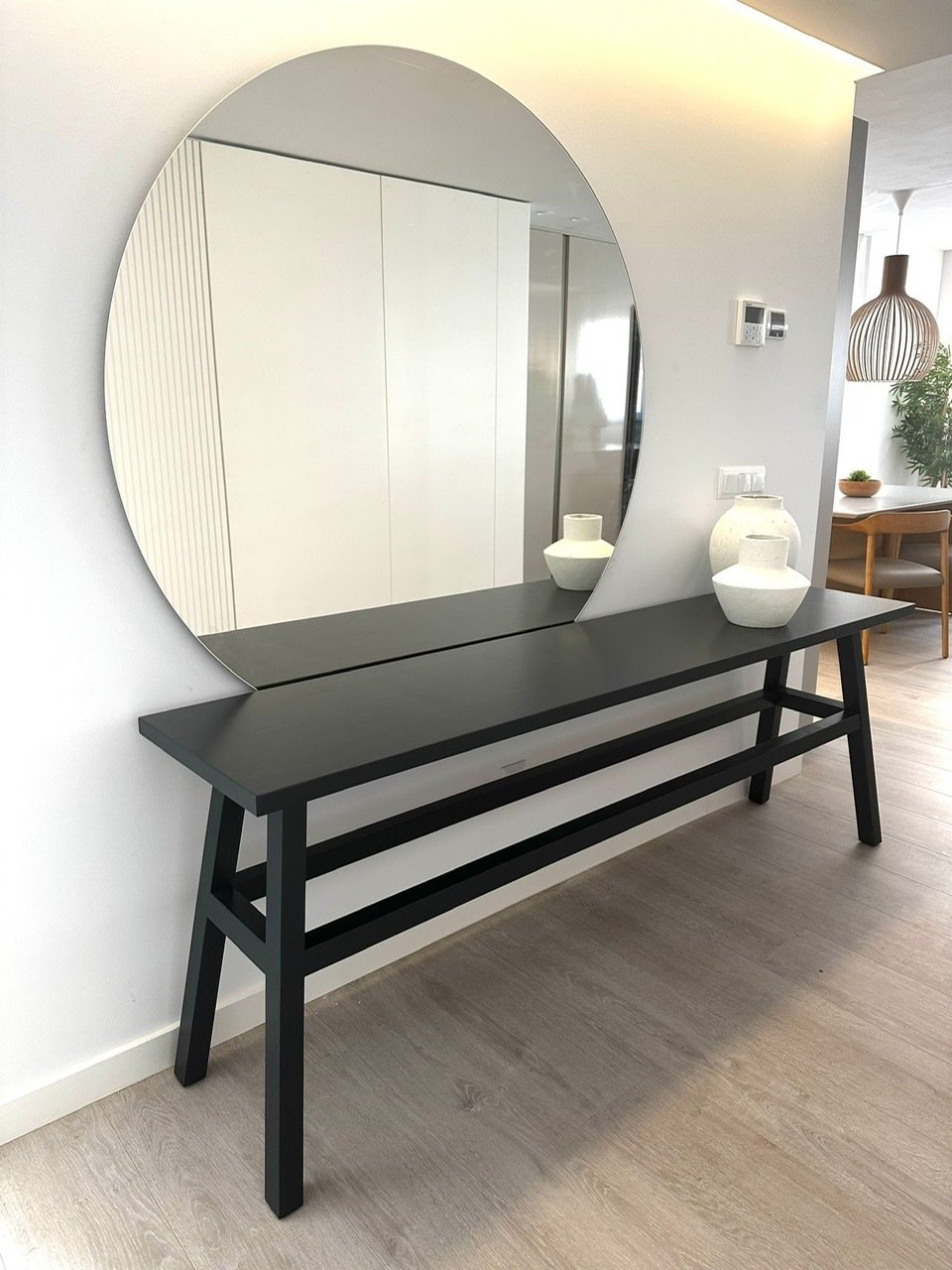 Elegant entrance area with full-height mirror and open sightline to the living area Elegant entrance area with full-height mirror and open sightline to the living area