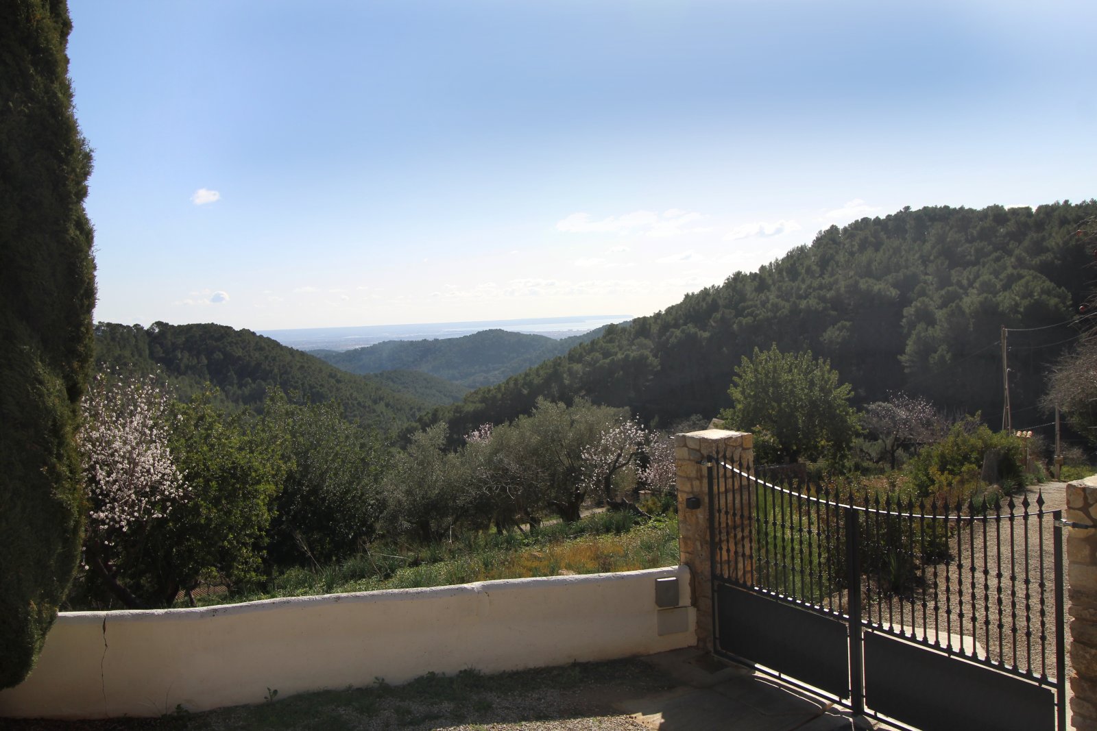 Entrance areas with wrought iron gates and an unobstructed panoramic view into the valley