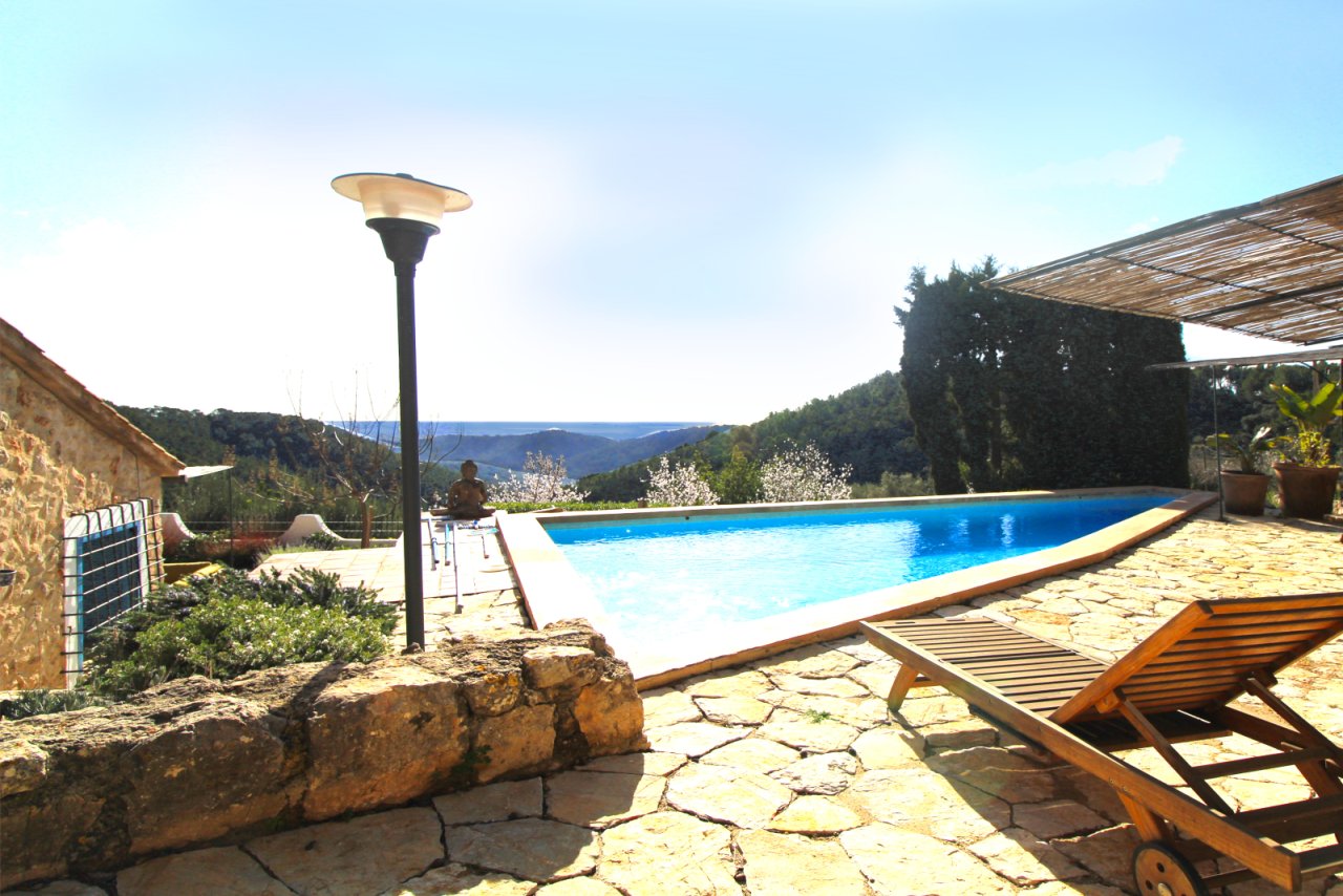 Pool with panoramic view – ideal retreat with sun loungers and shaded spots