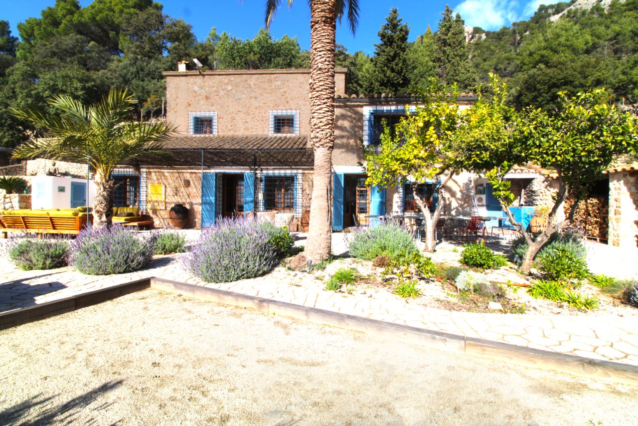 Authentic estate with characterful natural stone masonry and Mediterranean flair