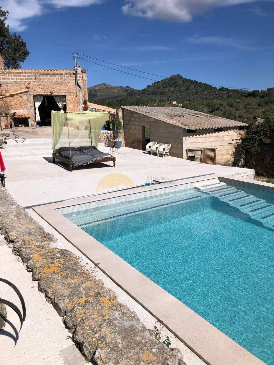 Modern pool with integrated sunbathing area and pool house Modern pool with integrated sunbathing area and pool house