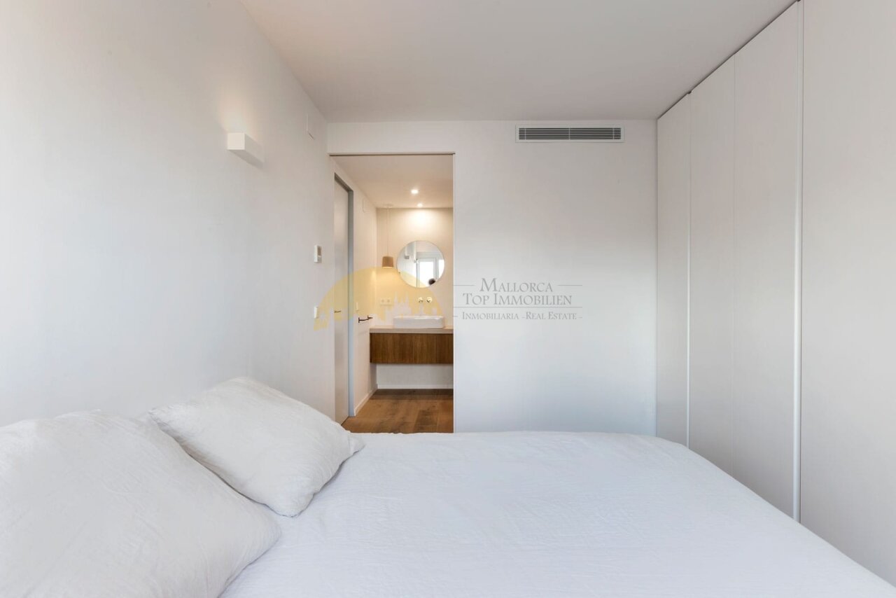 Bedroom with private ensuite bathroom and high-quality furnishings Bedroom with private ensuite bathroom and high-quality furnishings
