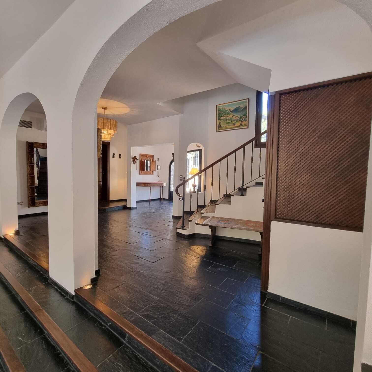 Elegant entrance hall with distinctive rounded arch openings and high-quality natural stone flooring Elegant entrance hall with distinctive rounded arch openings and high-quality natural stone flooring