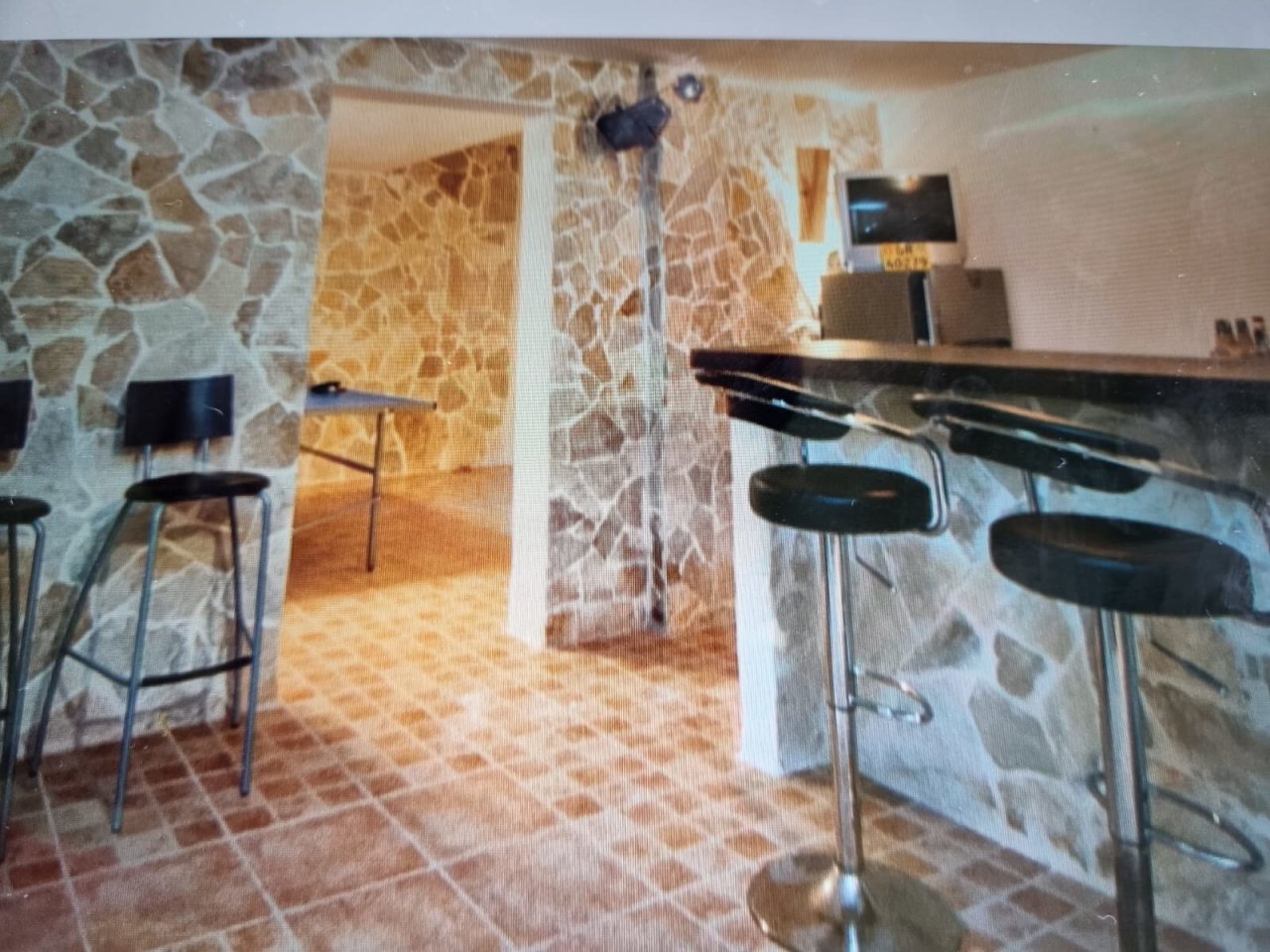 Open kitchen and living area with seamless spatial connections and high-quality natural stone surfaces Open kitchen and living area with seamless spatial connections and high-quality natural stone surfaces