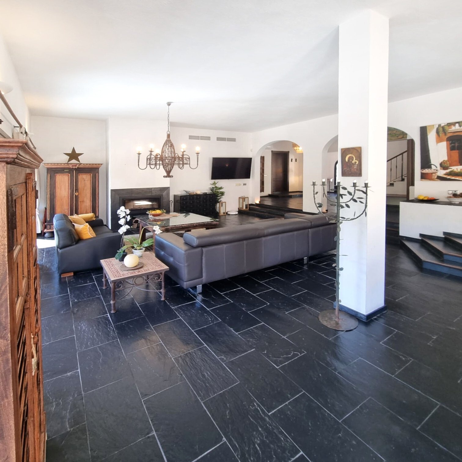 Open living concept with elegant layout and versatile usage options Open living concept with elegant layout and versatile usage options