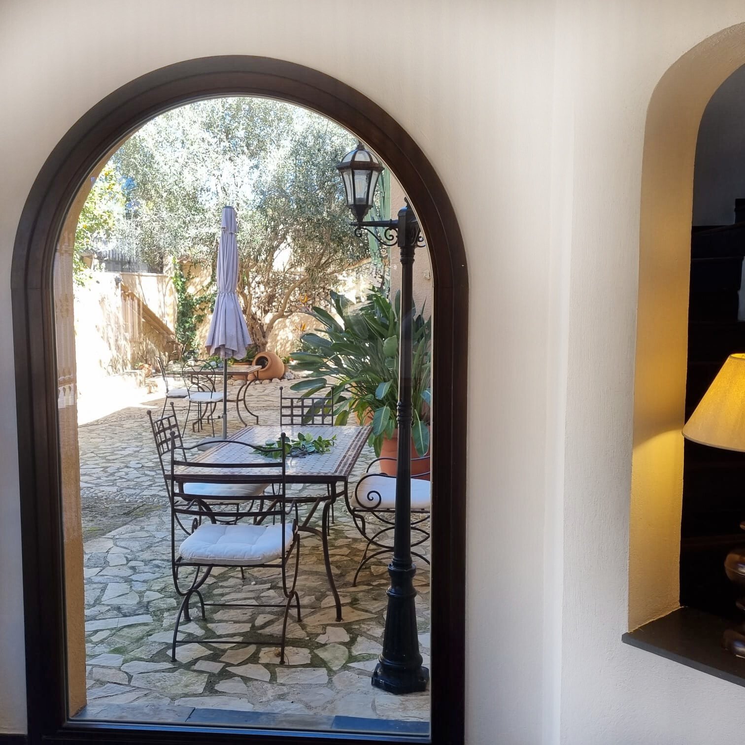 Elegant rounded arch opening with direct access to the Mediterranean terrace and natural stone paving. Elegant rounded arch opening with direct access to the Mediterranean terrace and natural stone paving.